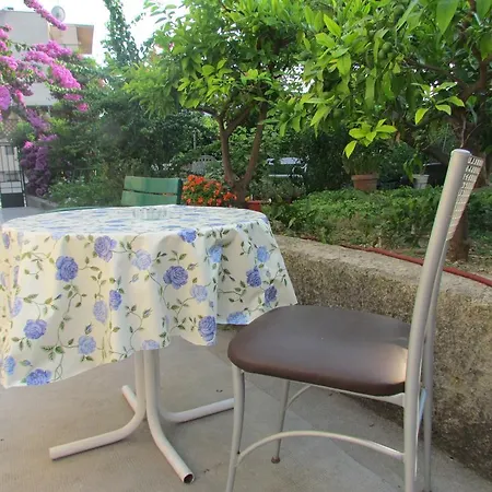 Mary Apartment Split